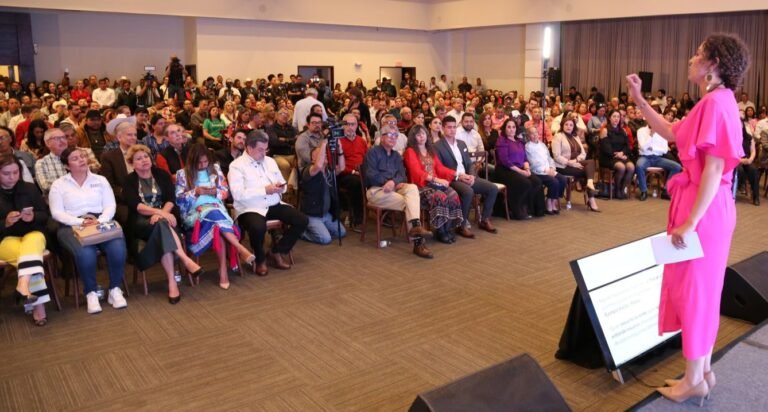 Presenta Gaby Hernández su estrategia «senadora 3 en 1”