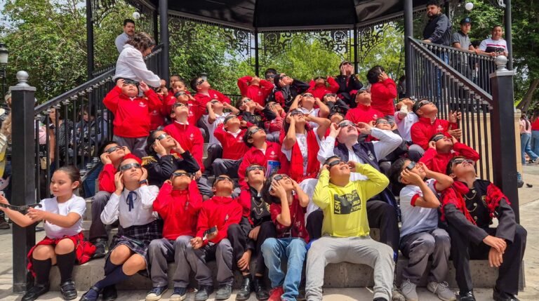 Presencian fenómeno astronómico en escuela de Nazas