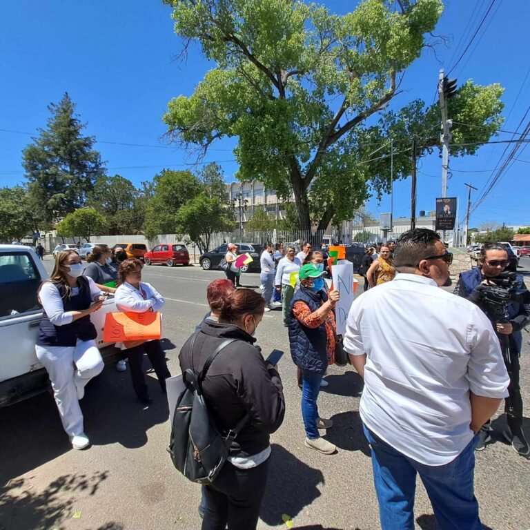 Cierran calles trabajadores de la SSD; piden no más descuentos en nómina para pago de financieras