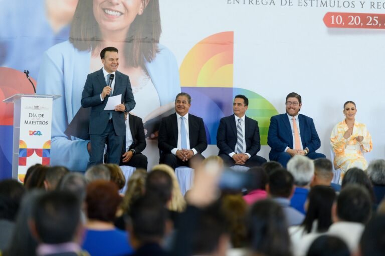 Reconoce el Gobernador a docentes en su día