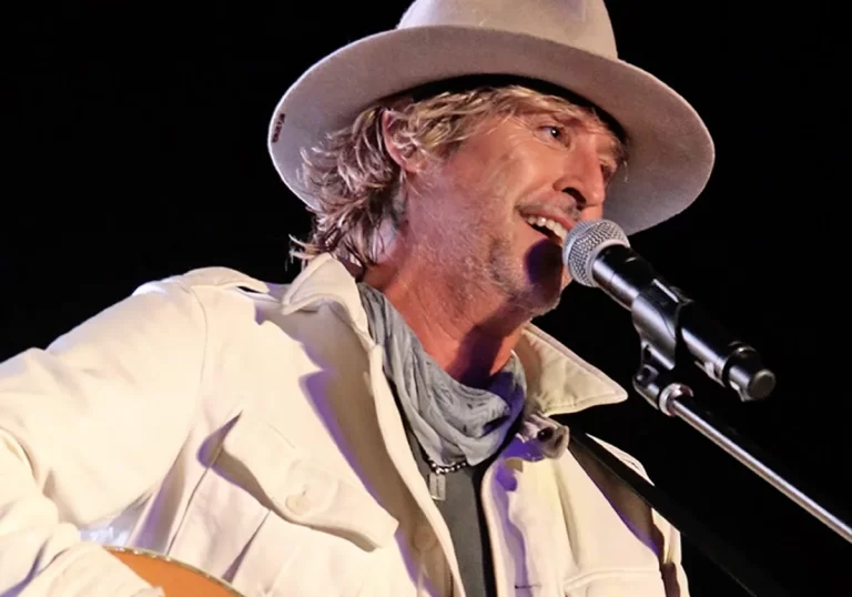 Muere bajista de Train al resbalarse en la ducha