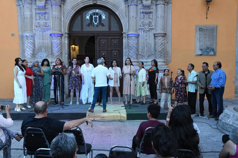 Celebraron a las mamás y a los maestros en el Foro Cultural Universitario