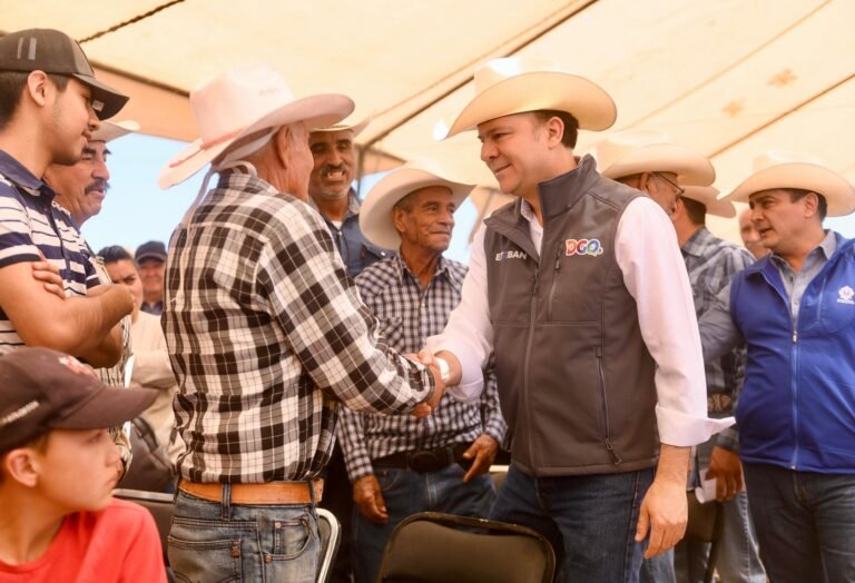 Esteban Villegas y Toño Ochoa apoyan a campesinos para mitigar la sequía