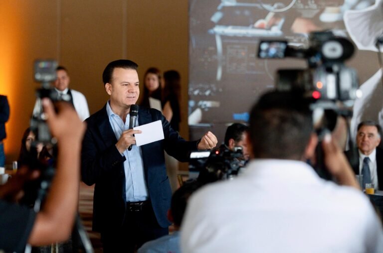 Reconoce Esteban profesionalismo de comunicadores
