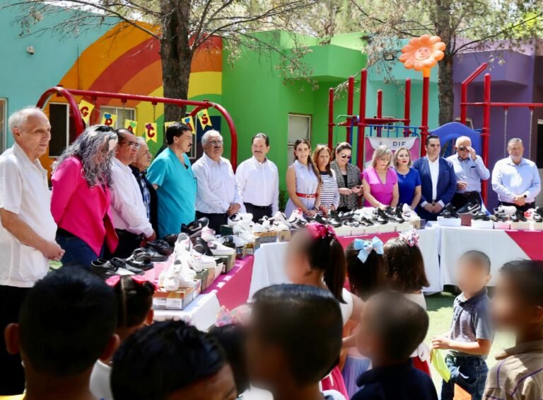 Recibe Casa Hogar DIF donación de 368 pares de calzado para niños y niñas