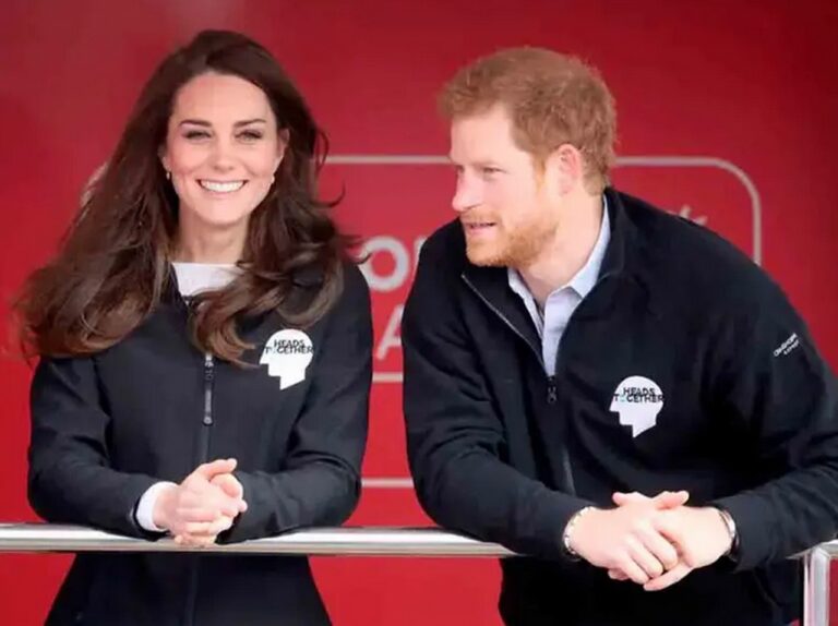 El príncipe Harry habla con Kate Middleton a espaldas de Meghan Markle