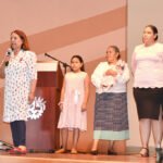 Mtra Ma de La Luz Soto y sus alumnas