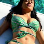 Salma Hayek sorprende nadando en bikini_1280x960