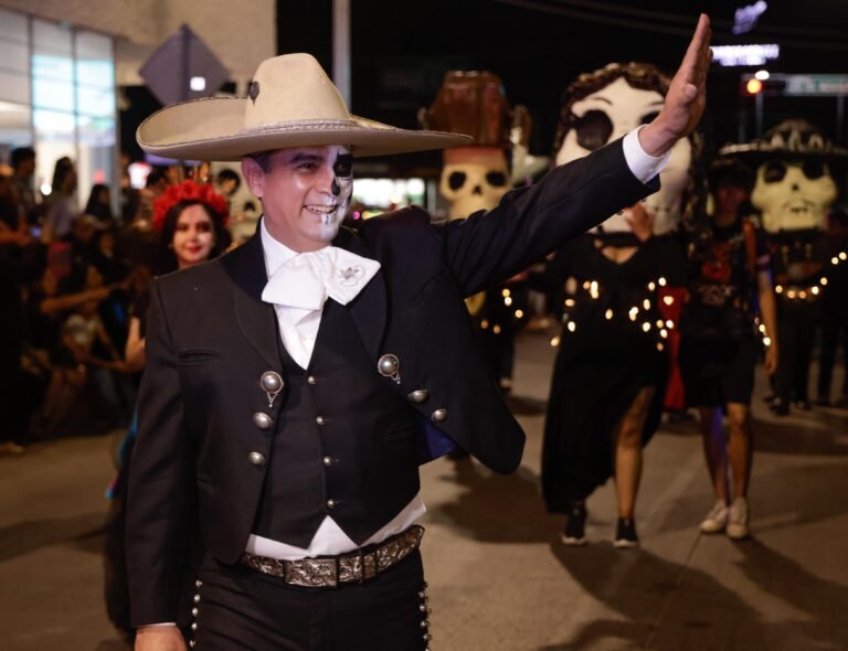 Disfrutan el tradicional Desfile Muuki 2024