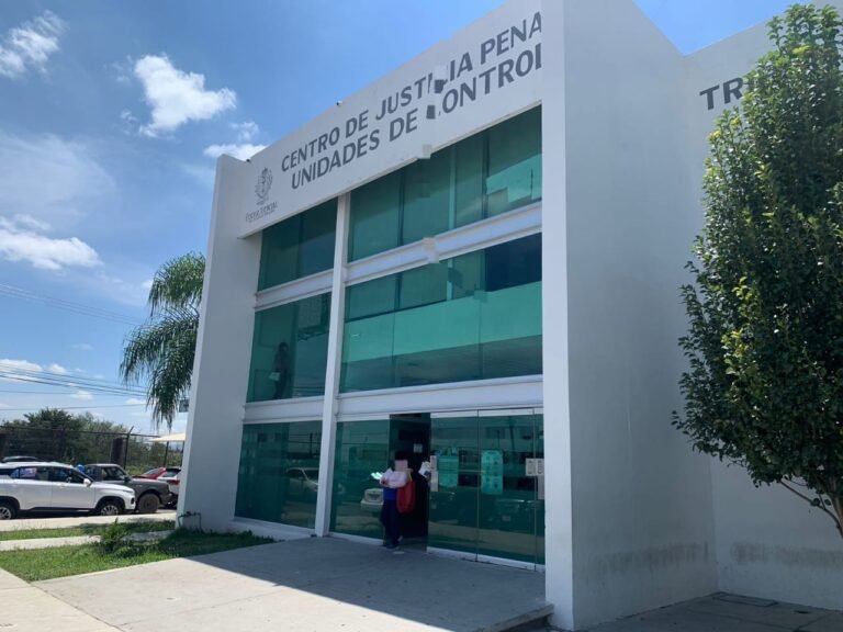 Detiene FECCED a ex policía estatal por falsificar firma de juez