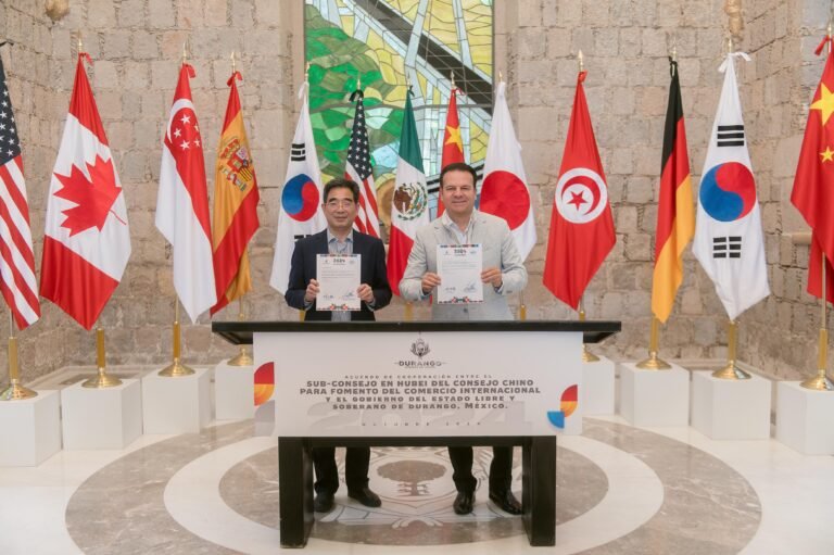Firma Esteban Villegas acuerdo de cooperación con Hubei, China
