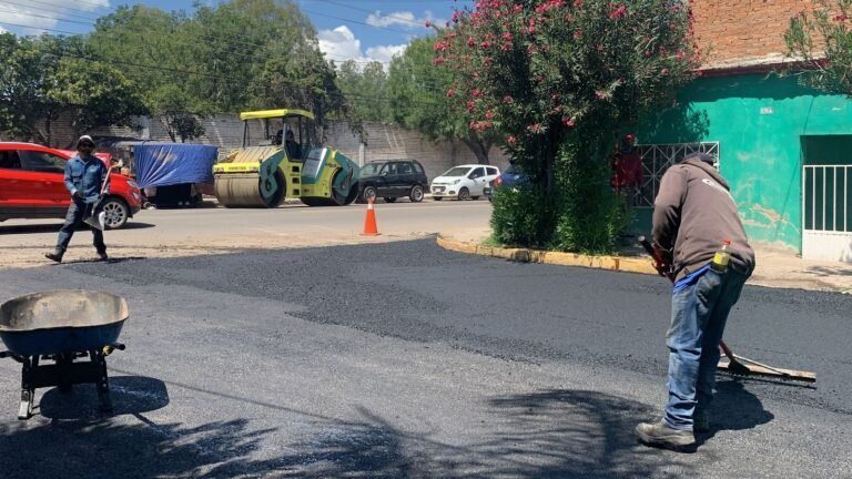 En la colonia Santa Fe cumple Toño Ochoa con pavimentación