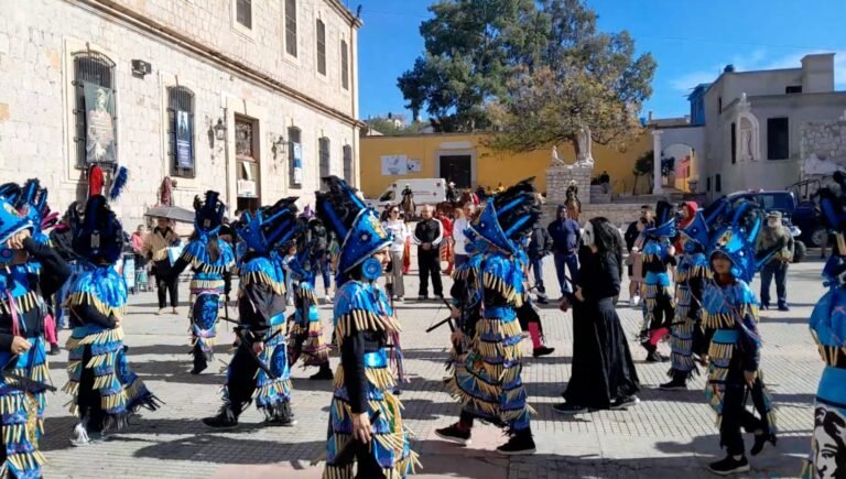 Danzantes se manifiestan afuera del Santuario