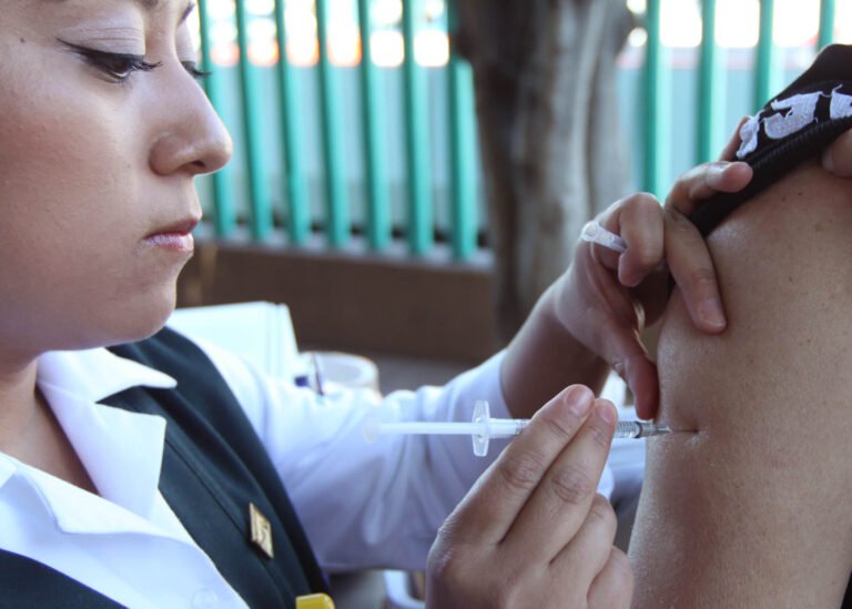 Pacientes con enfermedades cardiacas deben vacunarse contra influenza estacional: IMSS