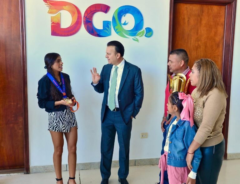 Durango, tierra de campeones; reconoce Esteban a Valeria Amparán