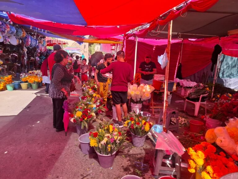 Comerciantes, listos para la romería en el panteón de Oriente