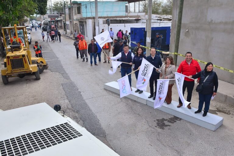 Promesa cumplida; arrancan Esteban y Lety pavimentación de calle San Ignacio en Gómez Palacio
