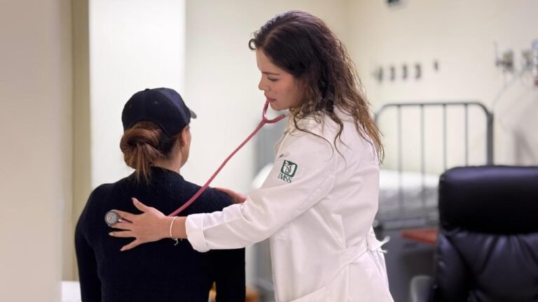 Dolor de cabeza, zumbido de oído y mareos, síntomas de presión alta: IMSS
