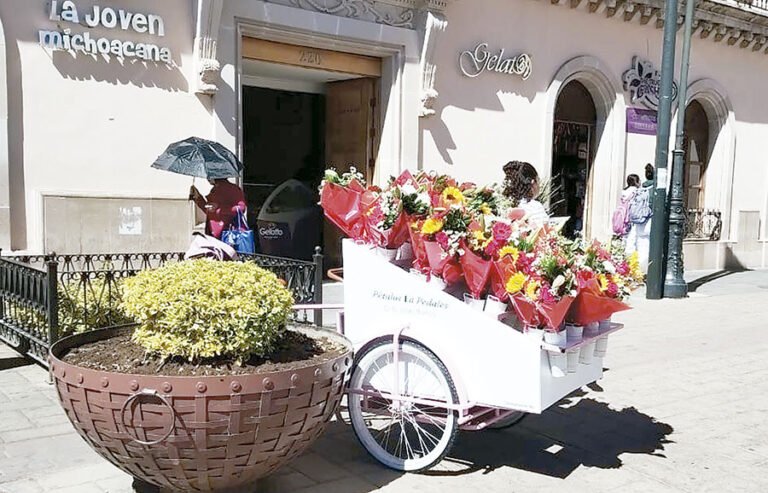 Floristas se preparan para vender en San Valentín