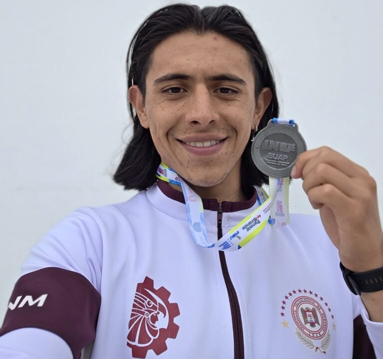 Cesar Ortega en el podio de U2025