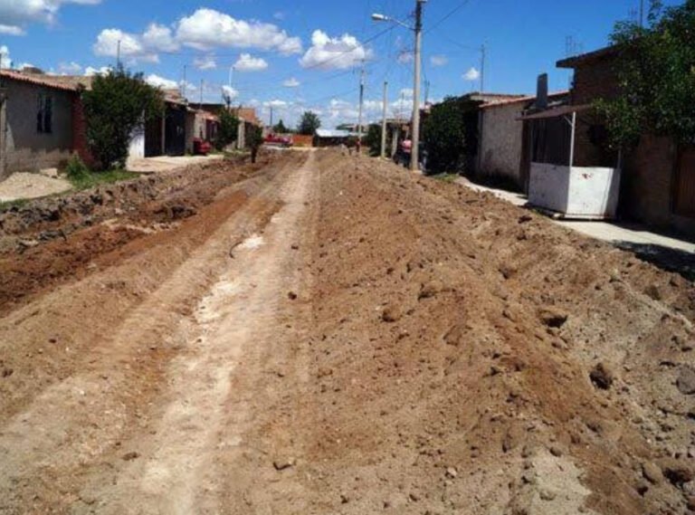 Reconoce alcalde que aún falta pavimentación