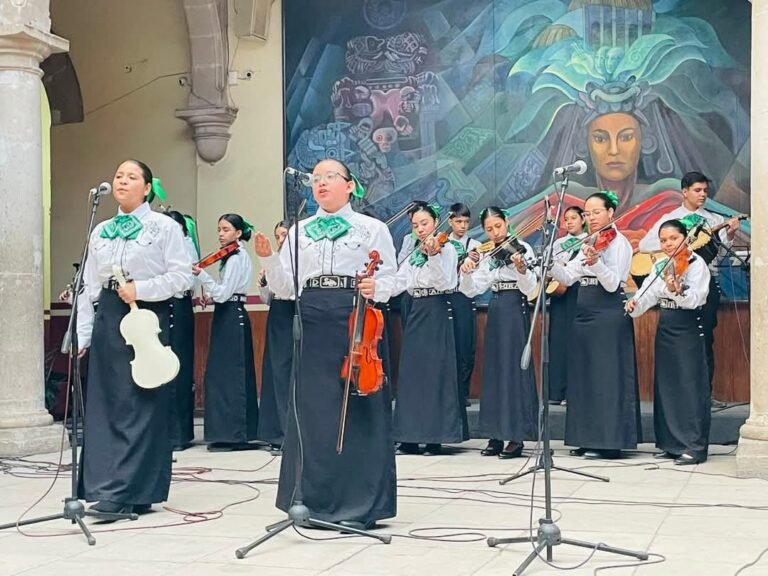 Llevan con éxito Encuentro de Mariachis en la Casa de la Cultura