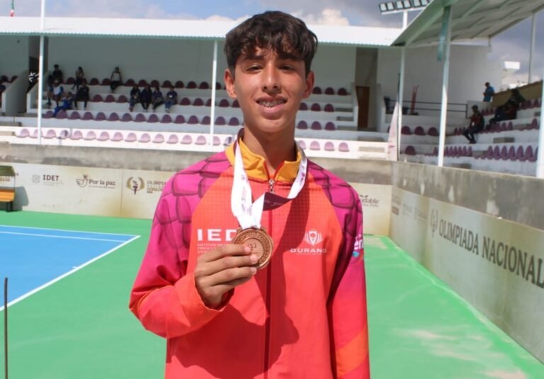 Recibe su medalla de bronce