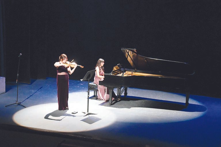 Dúo Aurora entrega concierto de Violín y Piano