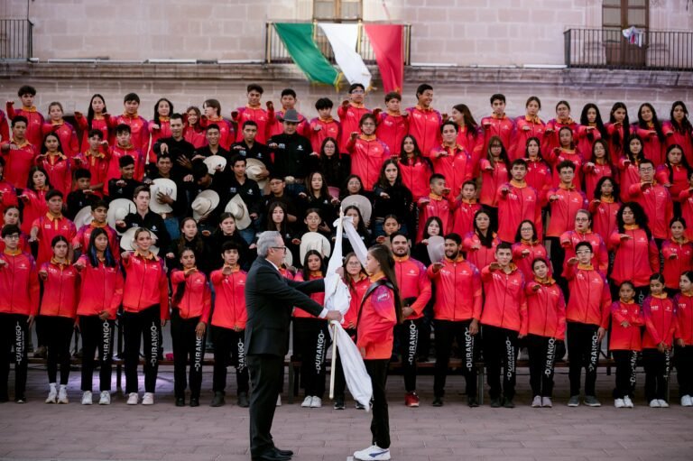 Abanderan a delegación duranguense