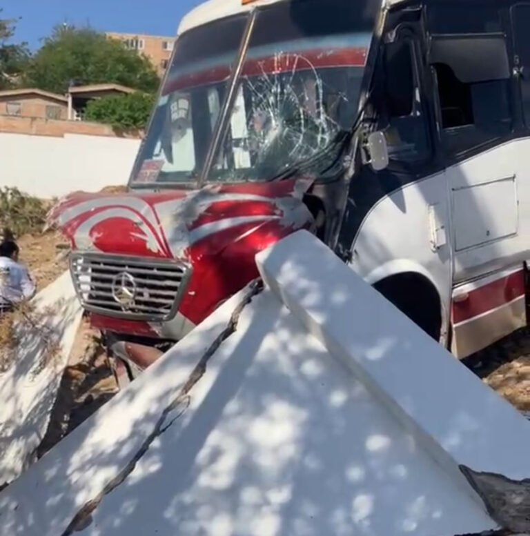 Camión de transporte público se impacta en unidad deportiva