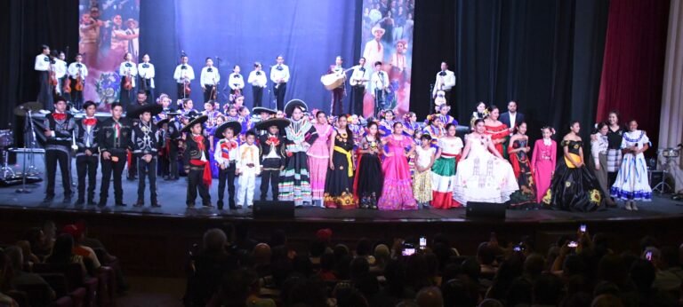 Rinde ESMUMEX homenaje a México y sus raíces