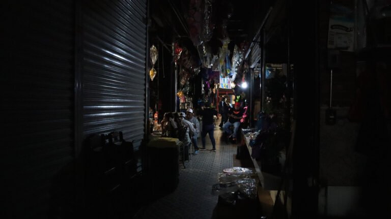 Apagón en el centro histórico afecta a comerciantes
