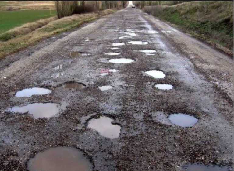 Lluvias agudizan el deterioro de las carreteras en Durango