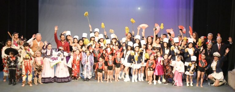 Bastoneras, danza folclórica y bailes de salón festejan los 46 años de la Casa de la Cultura