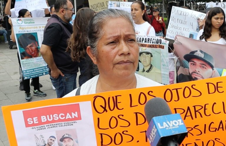 Madres de desaparecidos se manifiestan en Plaza de Armas