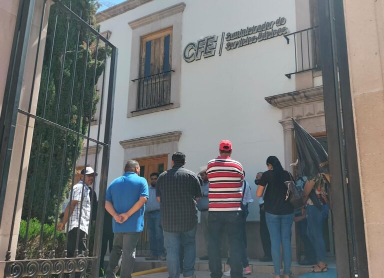 Habitantes de comunidades rurales se manifiestan ante la CFE