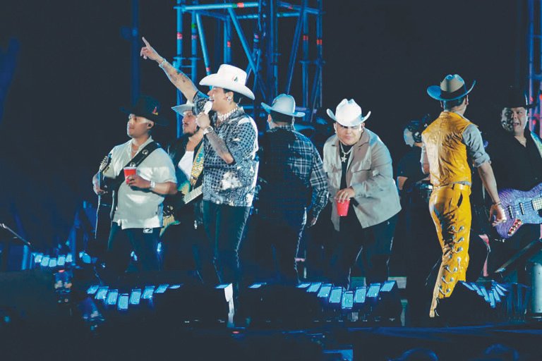 Música, fiesta, shots y “PEDA” entregó Grupo Firme en Durango