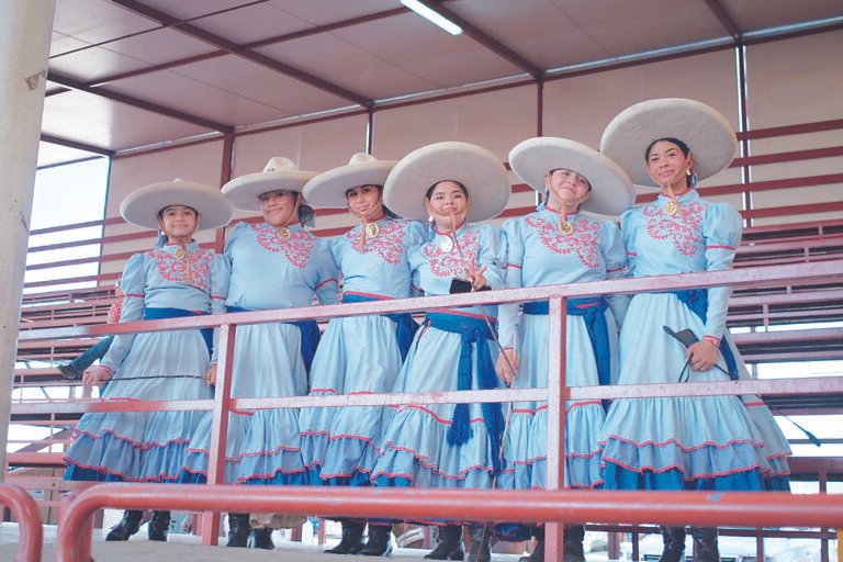 Destreza y velocidad; el desafío entre escaramuzas y barrileras en “La Villista”