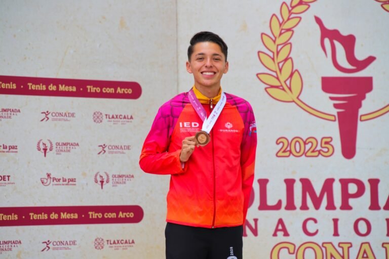 Gerardo Serano en el podio