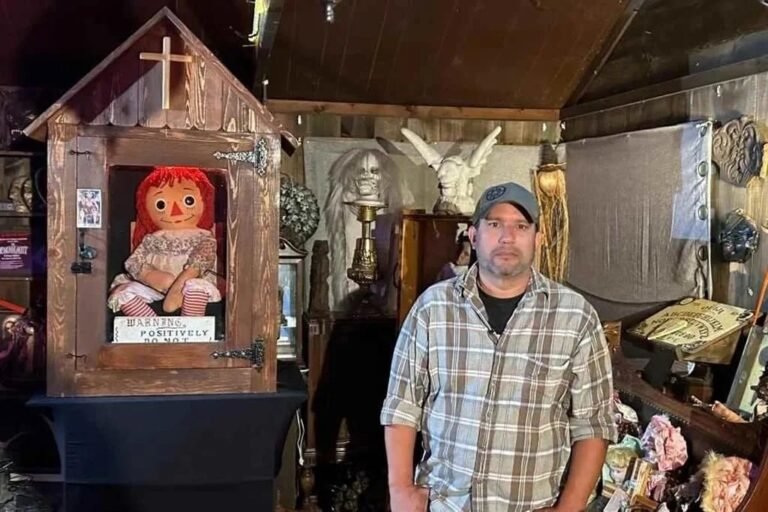 Murió experto paranormal que viajaba con muñeca Annabelle