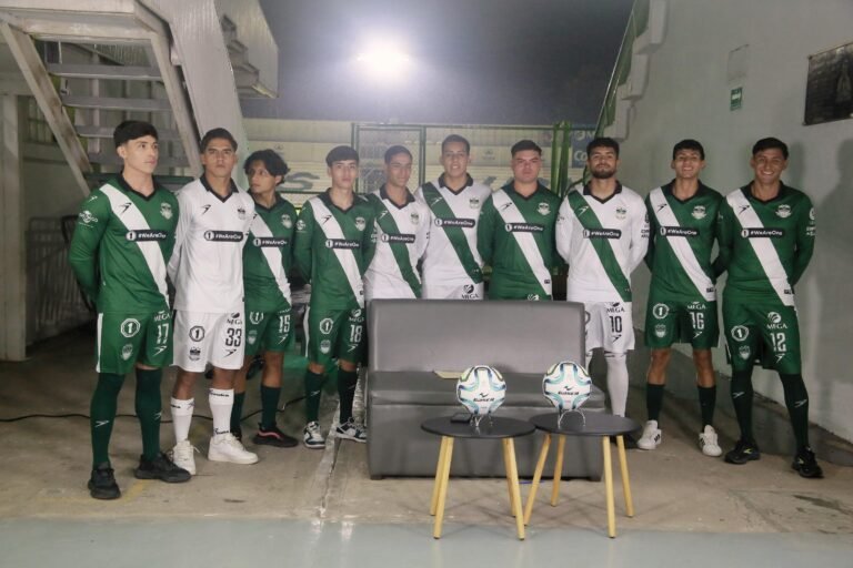 Presentan uniformes oficiales