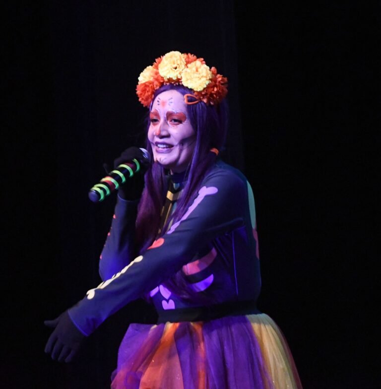 Fatrina entrega diversión y canciones del más allá