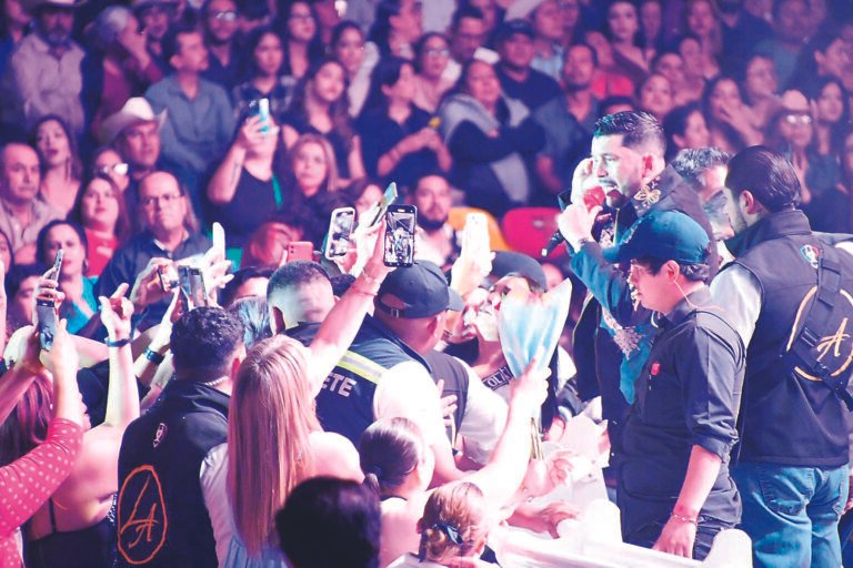 Luis Ángel “El Flaco” complace con sus canciones especiales a Durango