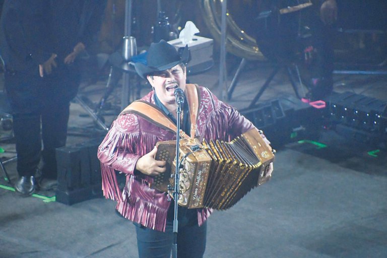 Alfredo Olivas comparte su “V1V0” con Durango