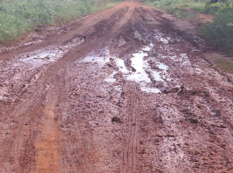 Lluvias agravaron los caminos en el Mezquital