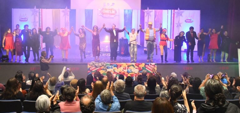 “¿Quiere usted concursar?” desata risas tras exitoso debut teatral