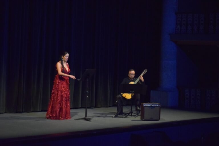 María de Lourdes Luna y Yander Amín Rodríguez ofrecieron dúo de Canto y Guitarra