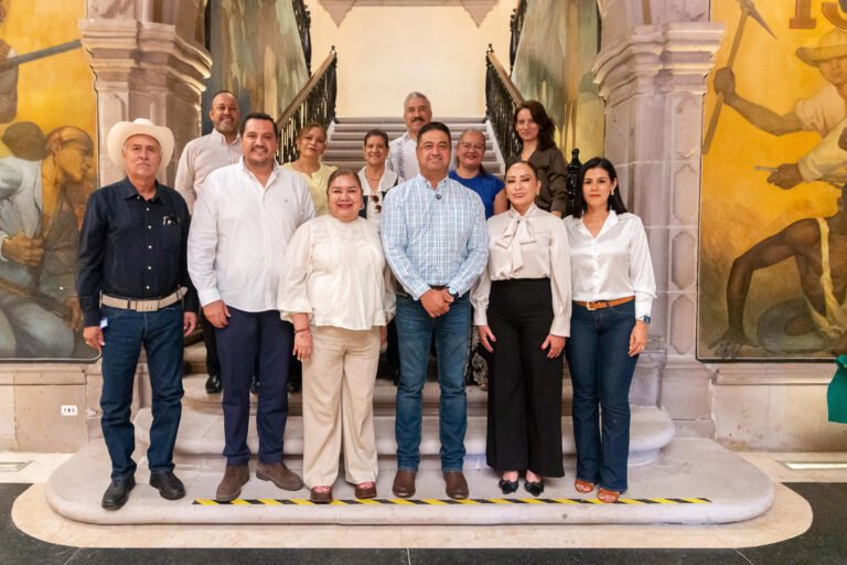 ICED entrega instrumentos musicales y trajes a grupos de música y danza con el programa “Los Ritmos de mi Tierra Durango 2025”
