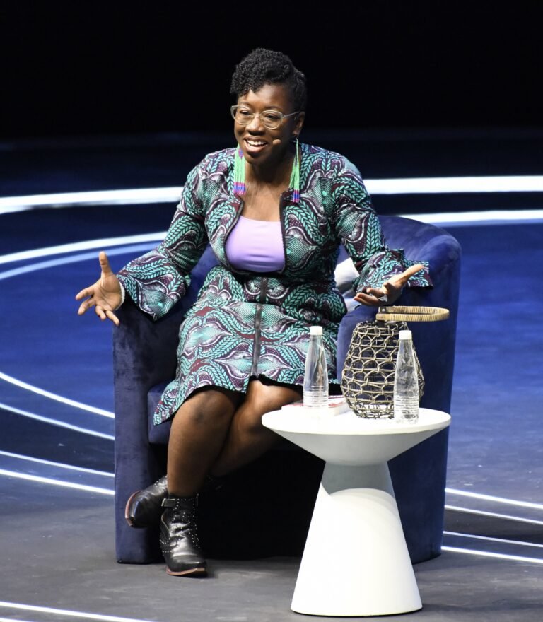 Joy Buolamwini ilumina con el tema de la IA, el camino de miles de becarios