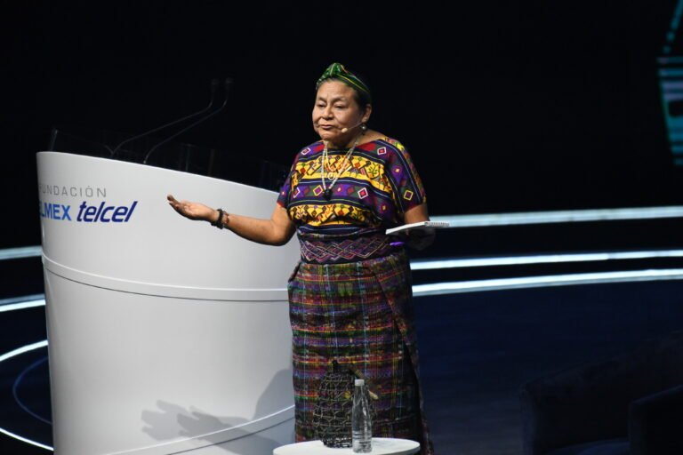 Rigoberta Menchú aconseja a los líderes jóvenes a vivir en plenitud recordando la memoria colectiva